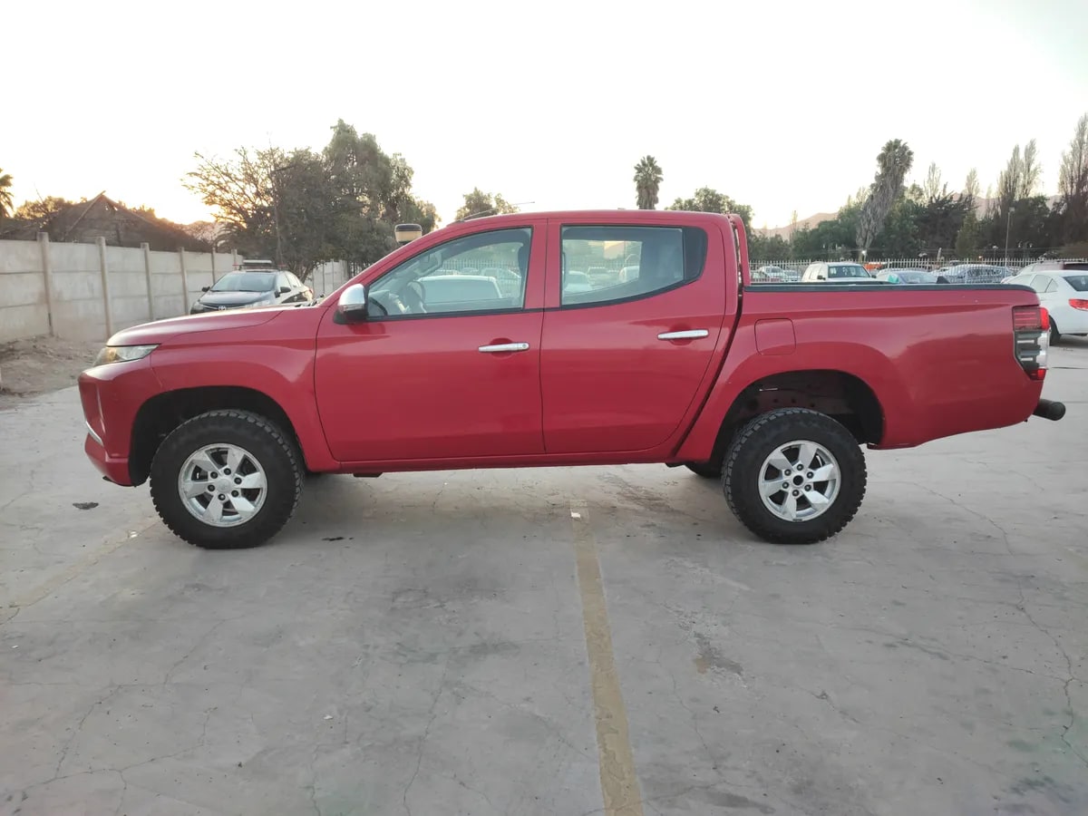MITSUBISHI L200 2.4 Td Katana Crt Mt 4x4 Diesel año 2021