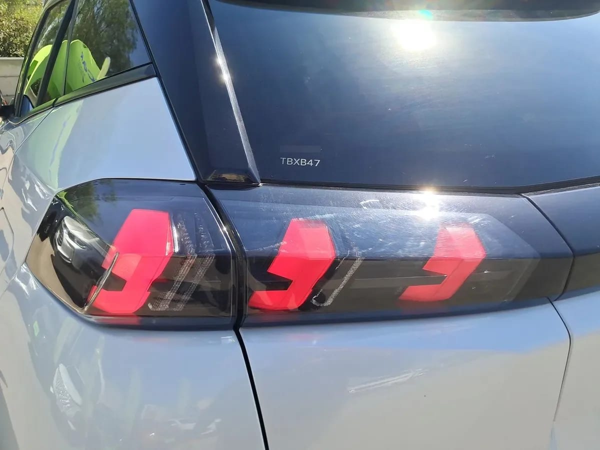 Peugeot 2008 1.2 Allure Pack Puretech 130hp 4x2 Mt 5p año 2024