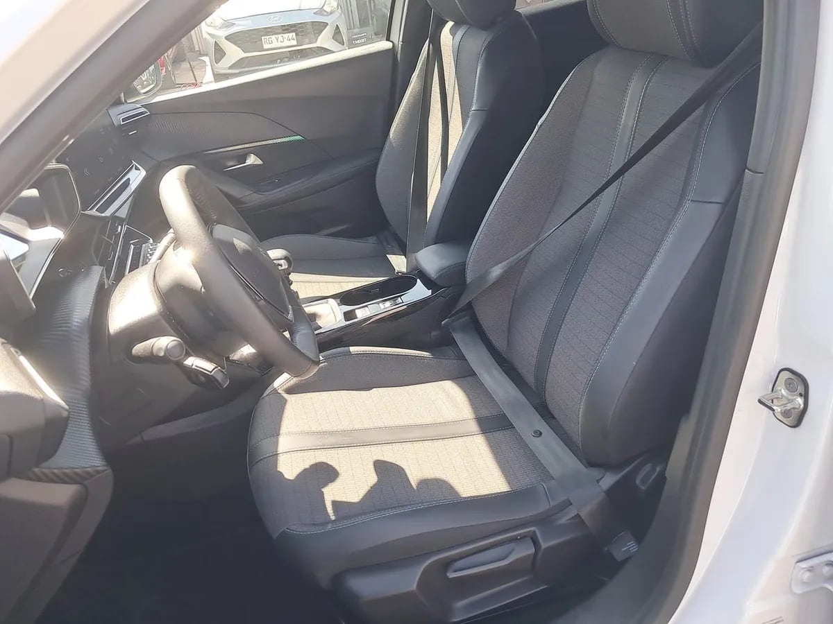 Peugeot 2008 1.2 Allure Pack Puretech 130hp 4x2 Mt 5p año 2024