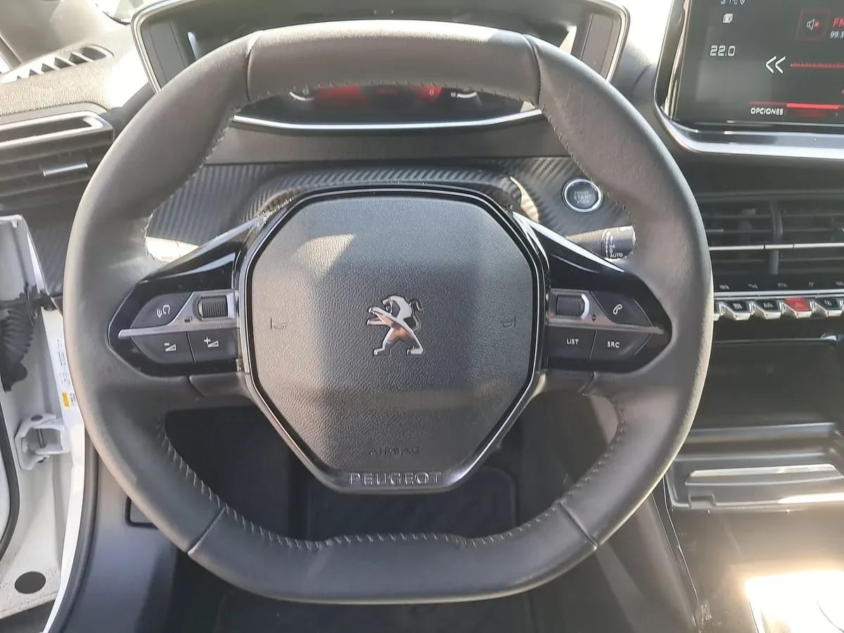 Peugeot 2008 1.2 Allure Pack Puretech 130hp 4x2 Mt 5p año 2024