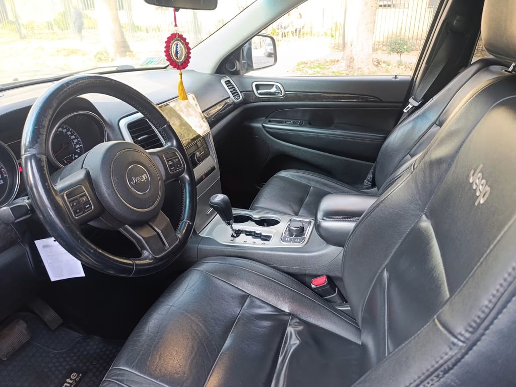 Jeep Grand Cherokee Laredo 4x4 año 2012