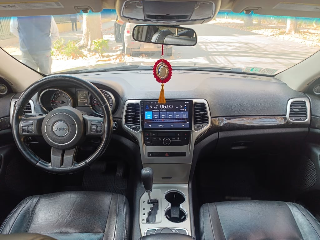 Jeep Grand Cherokee Laredo 4x4 año 2012