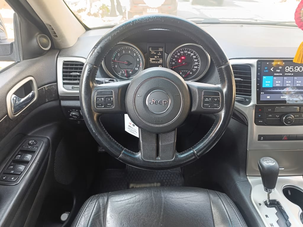 Jeep Grand Cherokee Laredo 4x4 año 2012