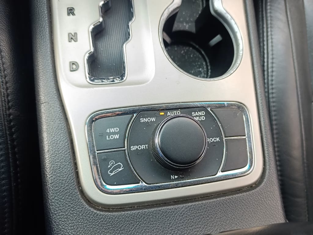 Jeep Grand Cherokee Laredo 4x4 año 2012