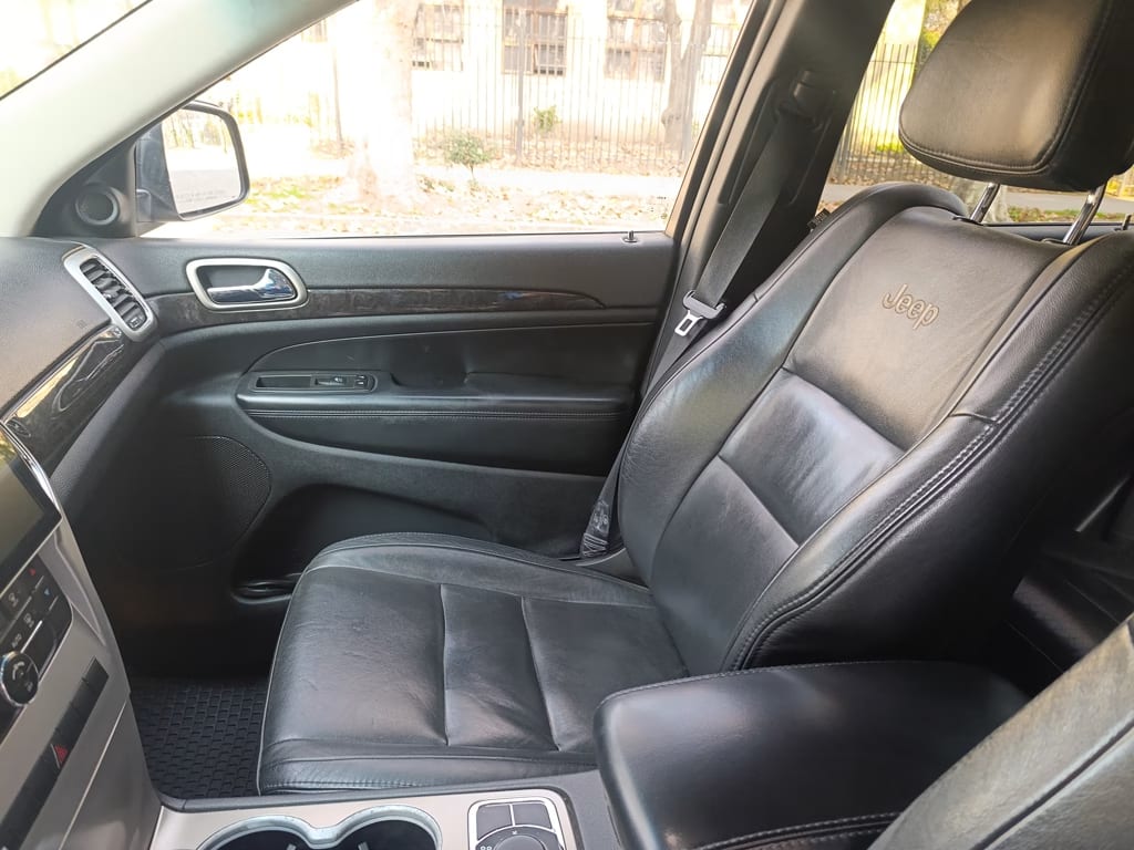 Jeep Grand Cherokee Laredo 4x4 año 2012