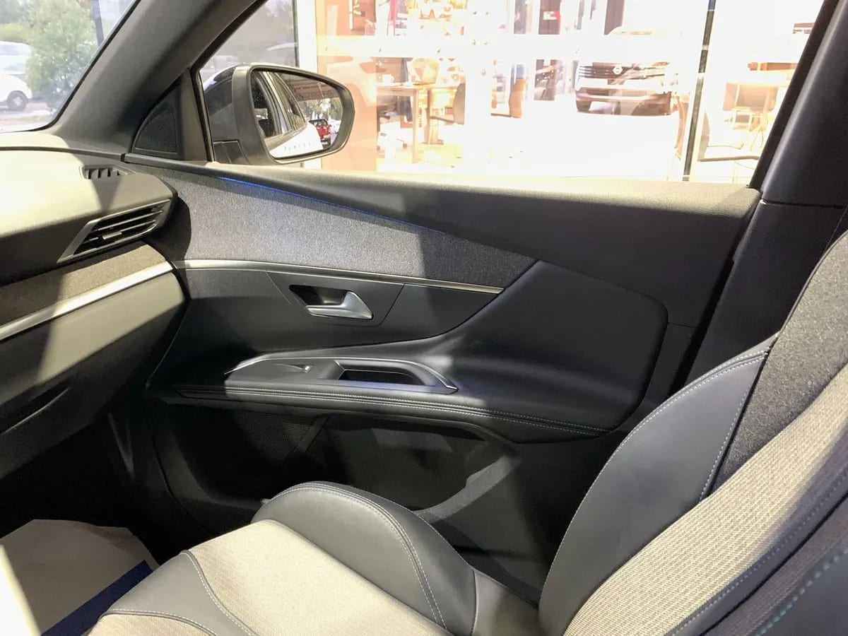 Peugeot 3008 1.5 Allure Pack Bluehdi 130 4x2 Eat8 5p año 2024