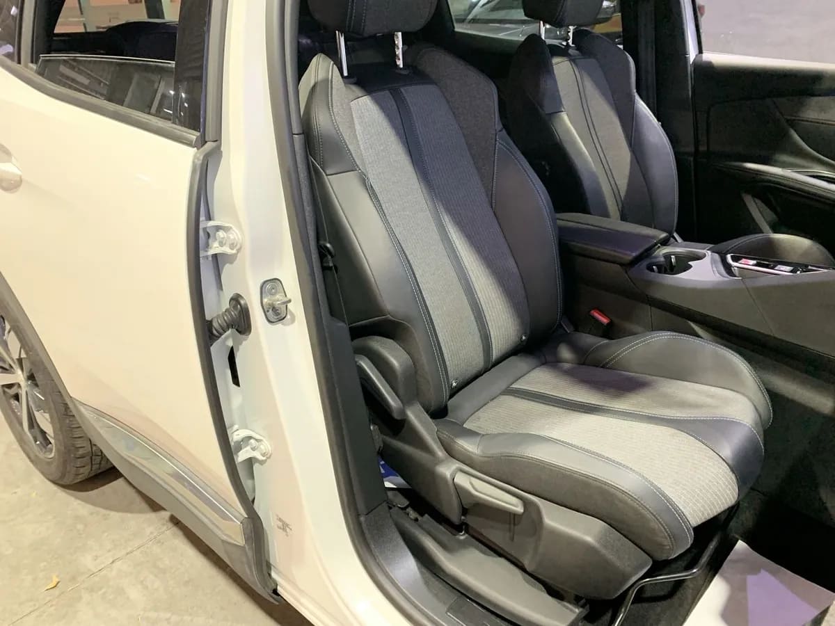 Peugeot 3008 1.5 Allure Pack Bluehdi 130 4x2 Eat8 5p año 2024
