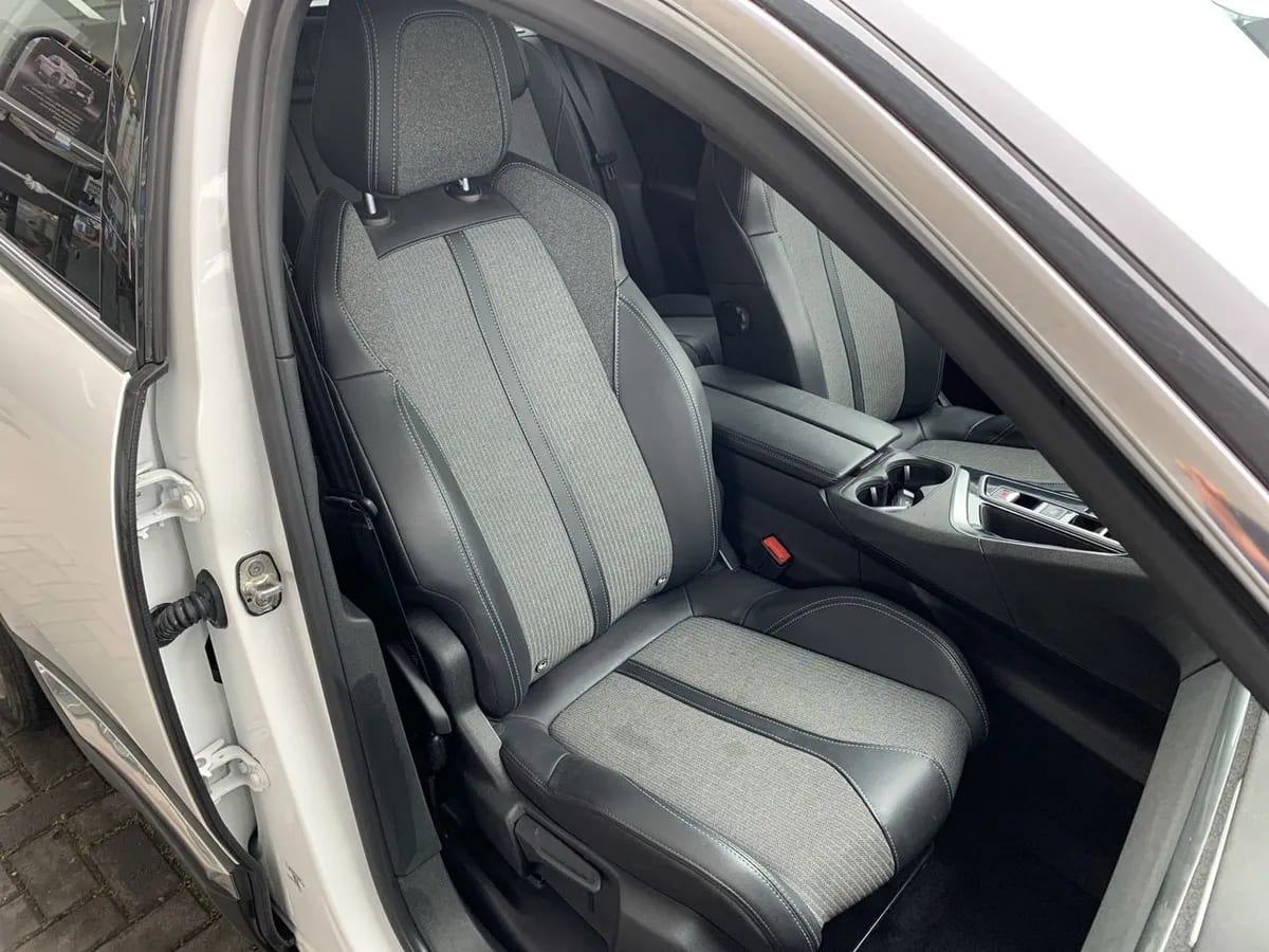 Peugeot 3008 1.5 Allure Pack Bluehdi 130 4x2 Eat8 5p año 2024