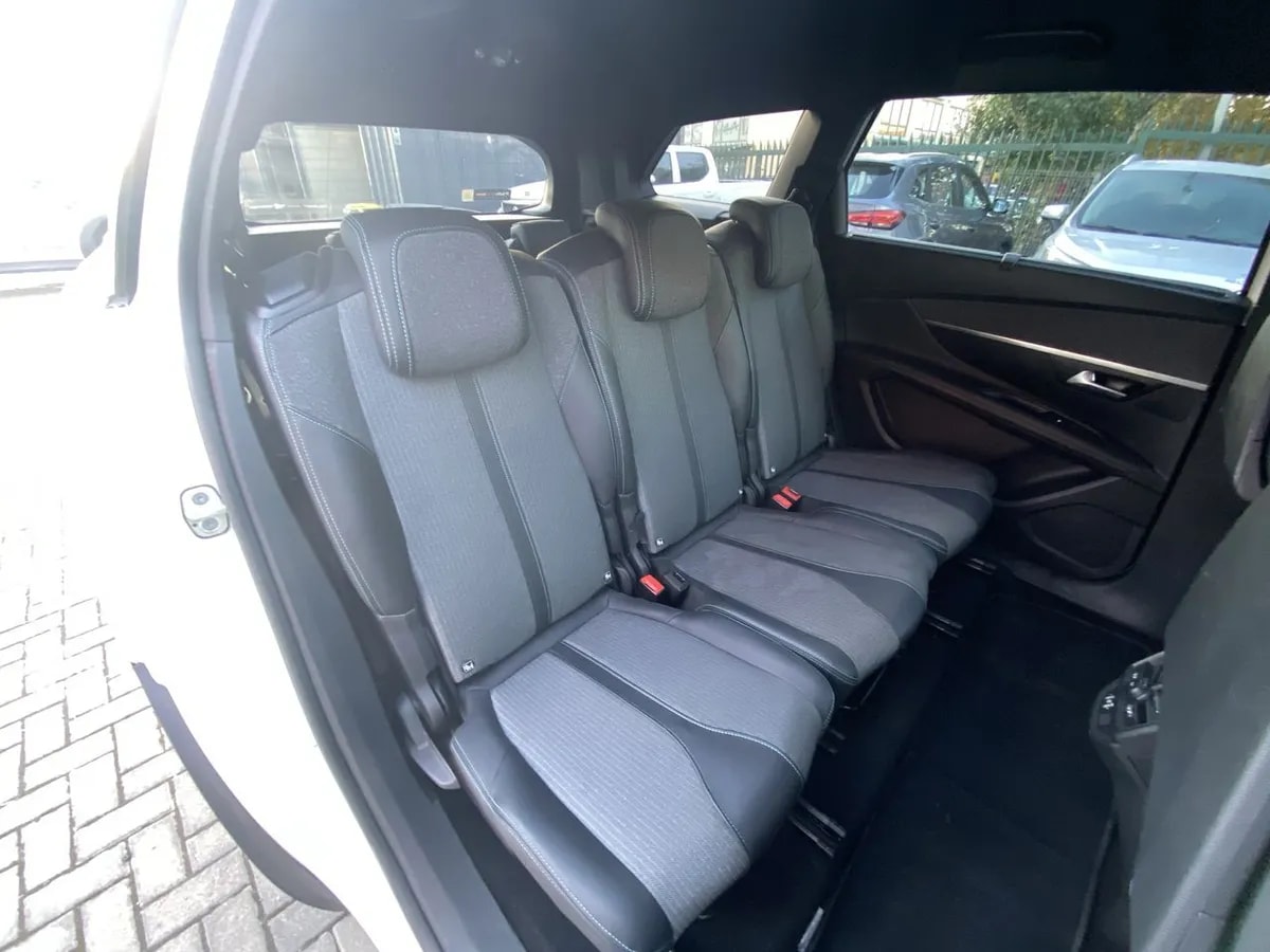 Peugeot 5008 1.5 Allure Pack Bluehdi 130 4x2 Eat8 5p año 2024