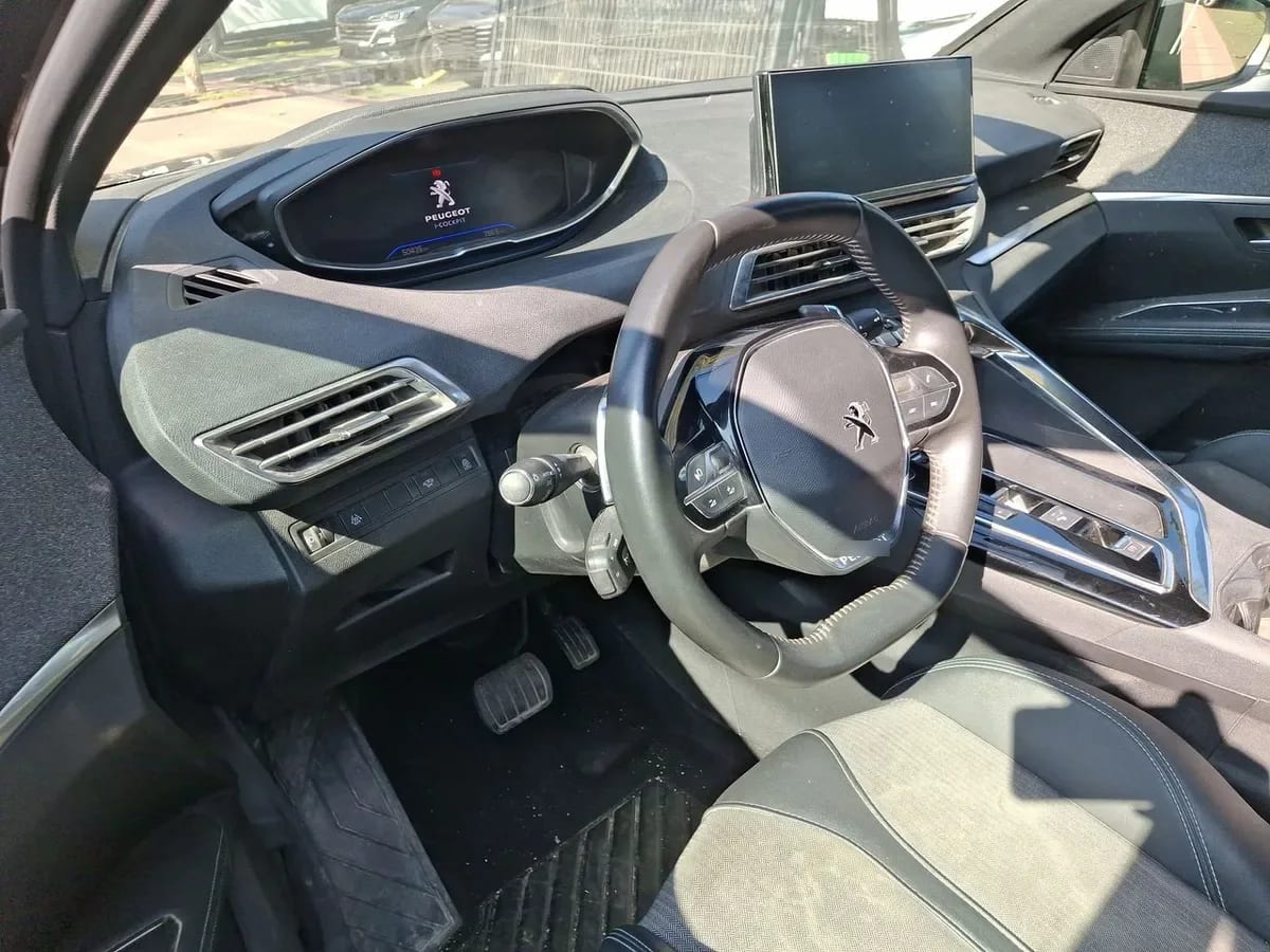 Peugeot 5008 1.5 Allure Pack Bluehdi 130 4x2 Eat8 5p año 2024