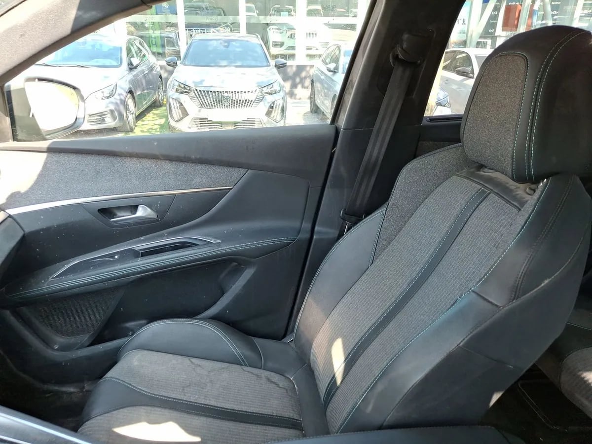 Peugeot 5008 1.5 Allure Pack Bluehdi 130 4x2 Eat8 5p año 2024