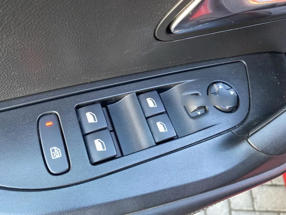 Peugeot 2008 1.5 Allure Pack Bluehdi 130hp Diesel 4x2 Eat8 5p año 2024