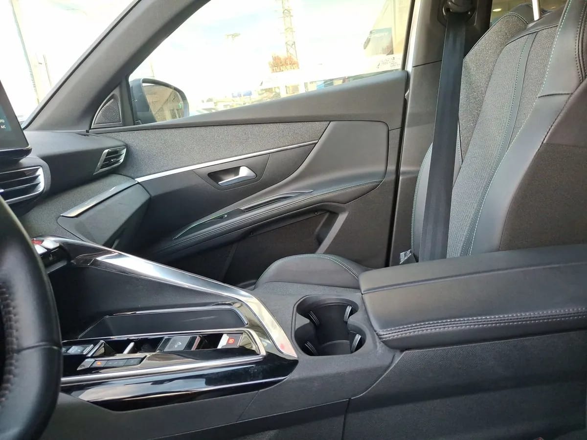 Peugeot 5008 1.5 Allure Pack Bluehdi 130 4x2 Eat8 5p año 2024