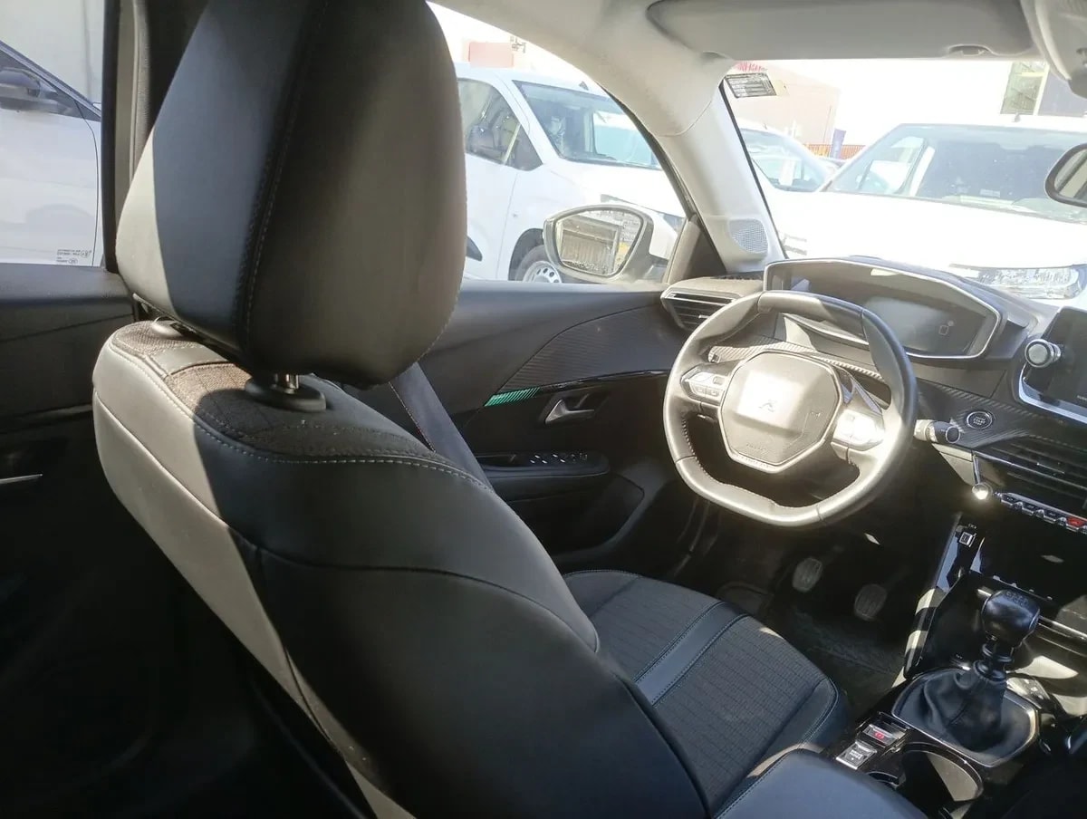 Peugeot 208 1.2 Puretech Allure Pack 4x2 100 Mt 5p año 2022