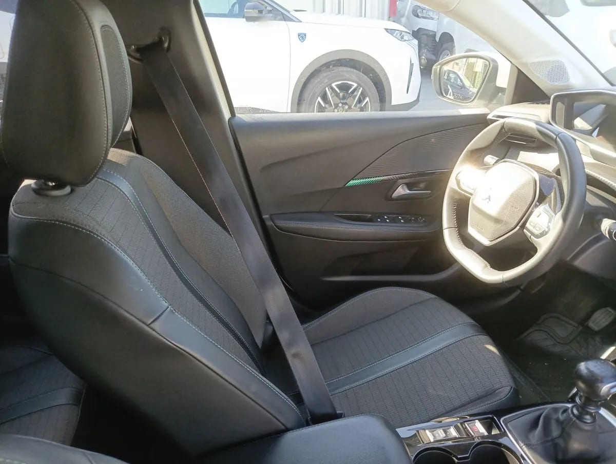 Peugeot 208 1.2 Puretech Allure Pack 4x2 100 Mt 5p año 2022