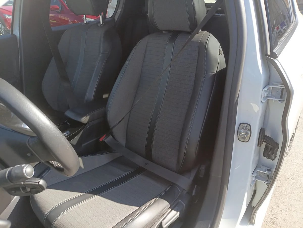 Peugeot 208 1.2 Puretech Allure Pack 4x2 100 Mt 5p año 2022