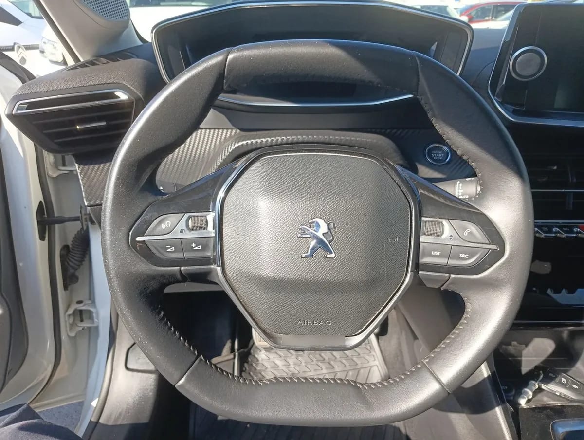 Peugeot 208 1.2 Puretech Allure Pack 4x2 100 Mt 5p año 2022