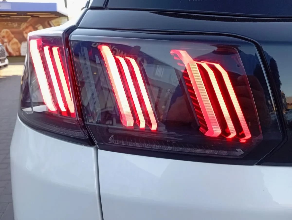 Peugeot 3008 1.5 Allure Pack Bluehdi 130 4x2 Eat8 5p año 2024