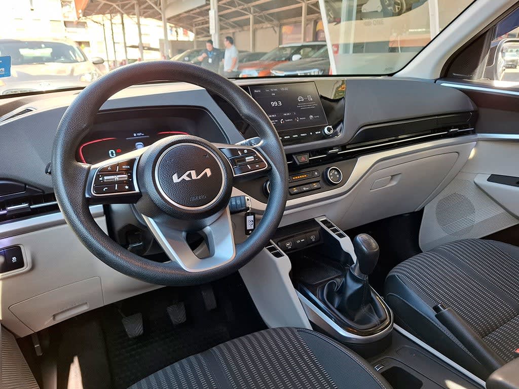 Kia Carens 1.5l Lx año 2024