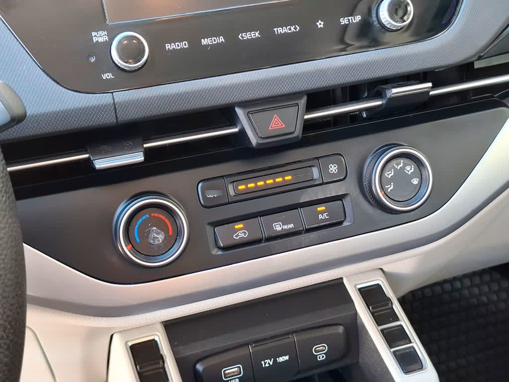Kia Carens 1.5l Lx año 2024
