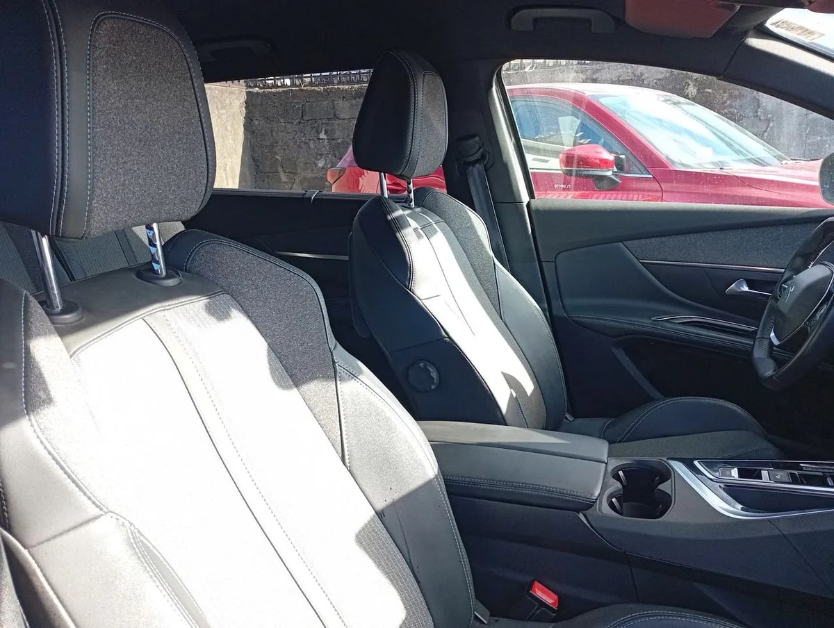 Peugeot 5008 1.5 Allure Pack Bluehdi 130 4x2 Eat8 5p año 2024