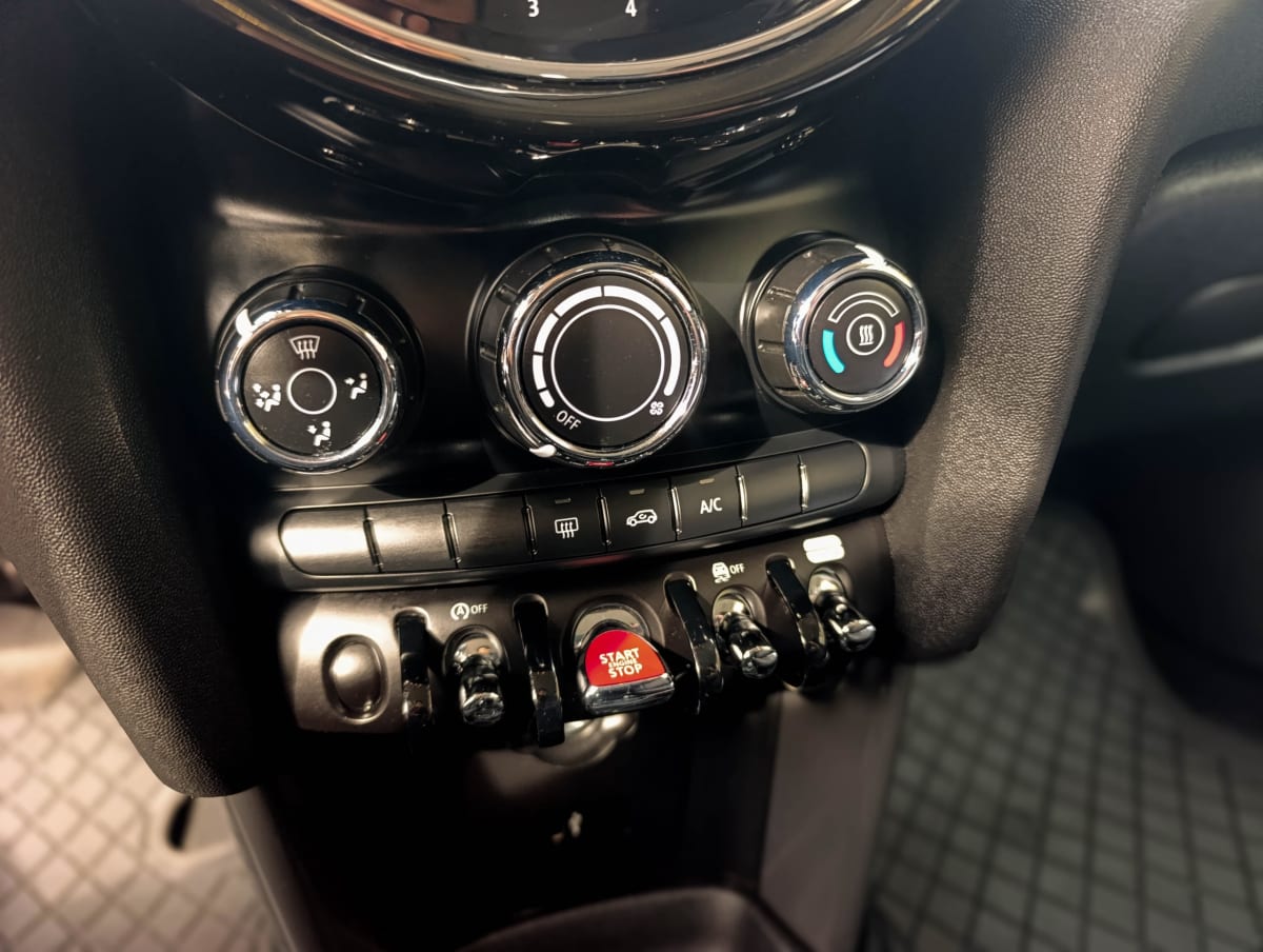 Mini Cooper Essential año 2023