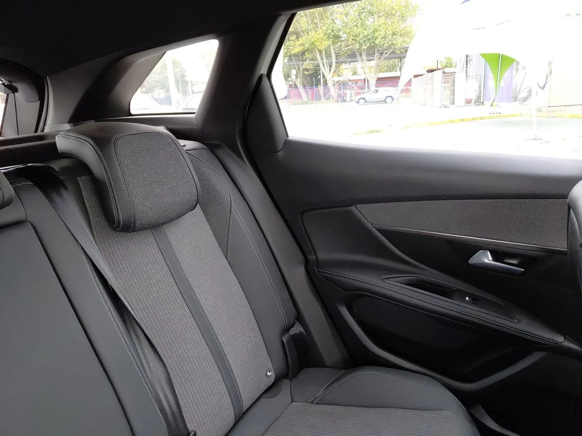 Peugeot 3008 1.5 Allure Pack Bluehdi 130 4x2 Eat8 5p año 2024