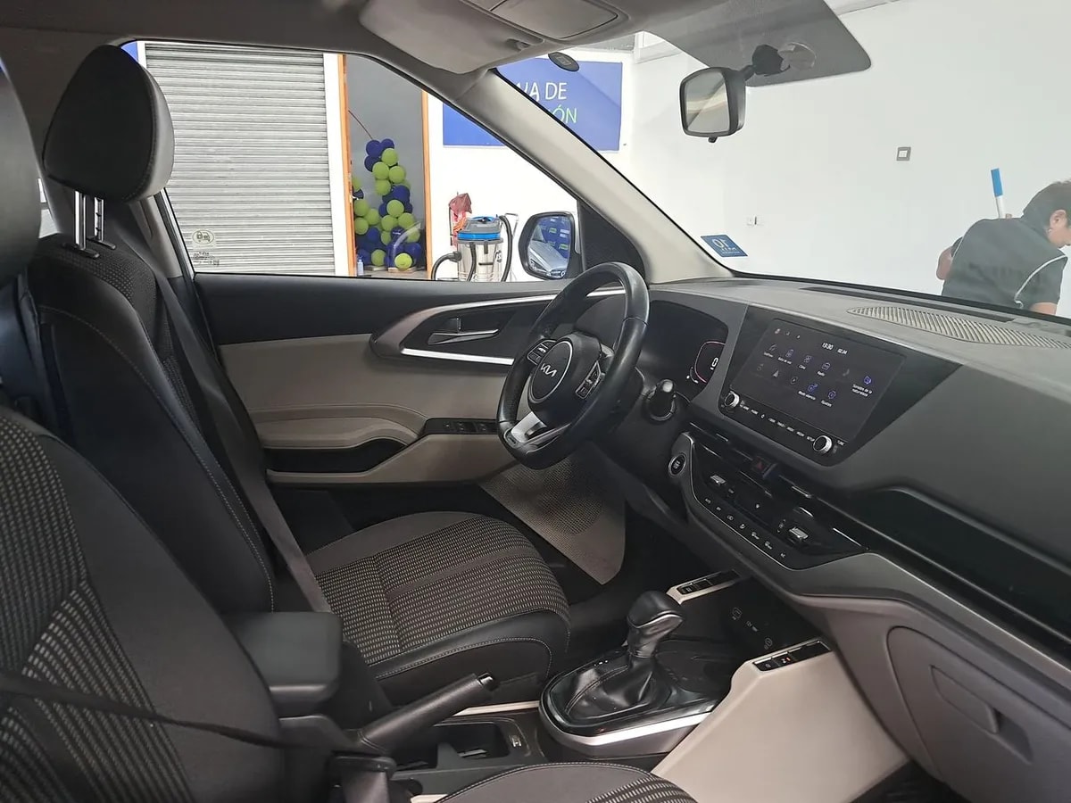 Kia Carens 1.4l Ex Turbo-Gdi Full 4x2 7dct At 5p año 2024