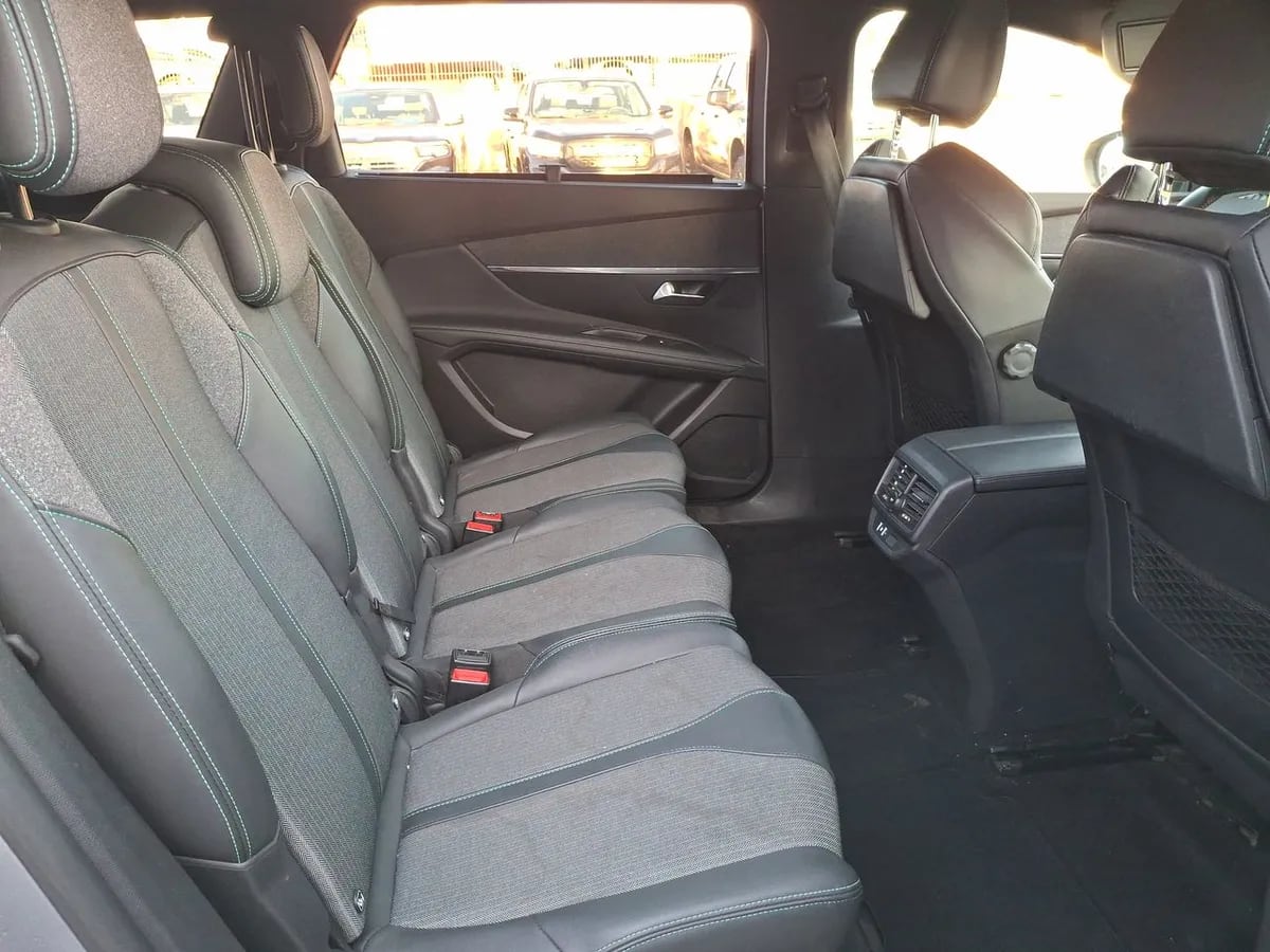 Peugeot 5008 1.5 Allure Pack Bluehdi 130 4x2 Eat8 5p año 2024