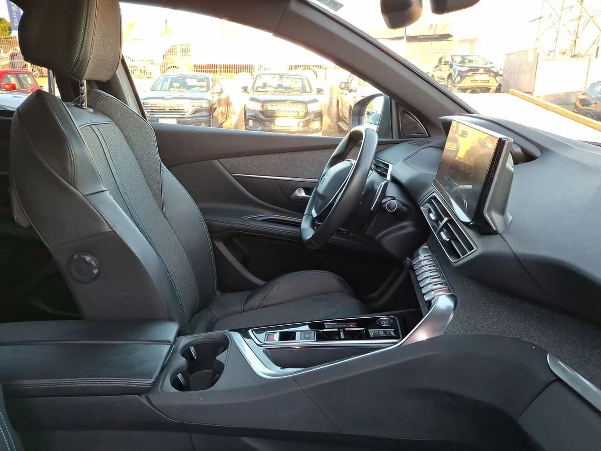 Peugeot 5008 1.5 Allure Pack Bluehdi 130 4x2 Eat8 5p año 2024