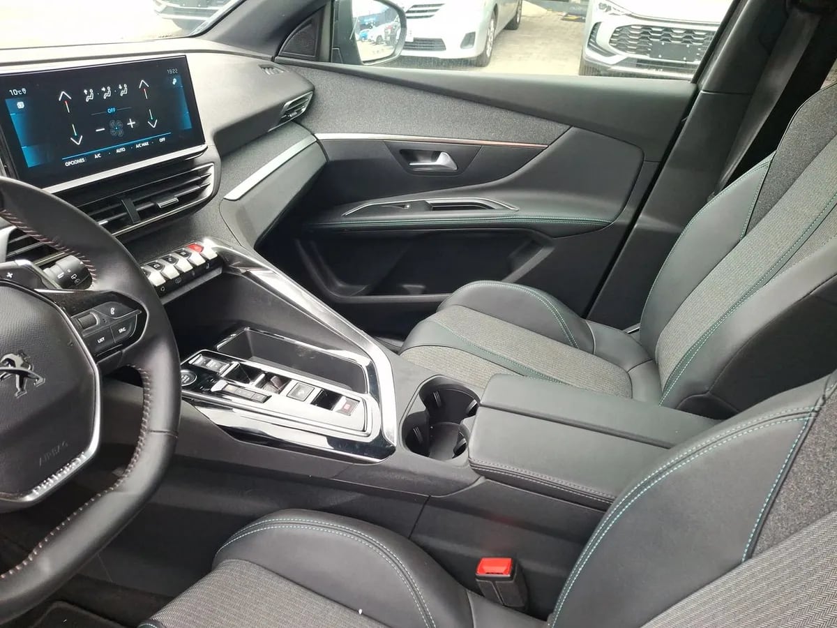 Peugeot 5008 1.5 Allure Pack Bluehdi 130 4x2 Eat8 5p año 2024
