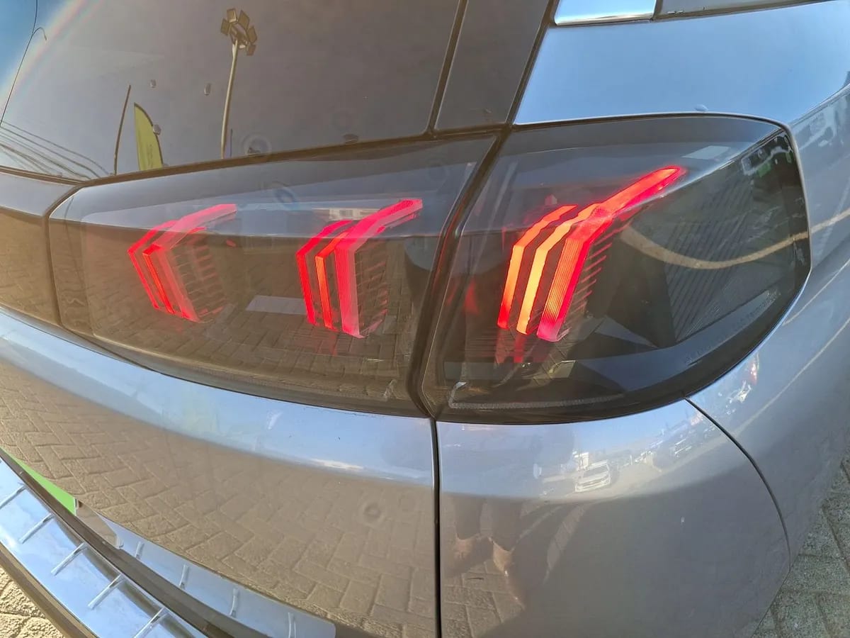 Peugeot 5008 1.5 Allure Pack Bluehdi 130 4x2 Eat8 5p año 2024