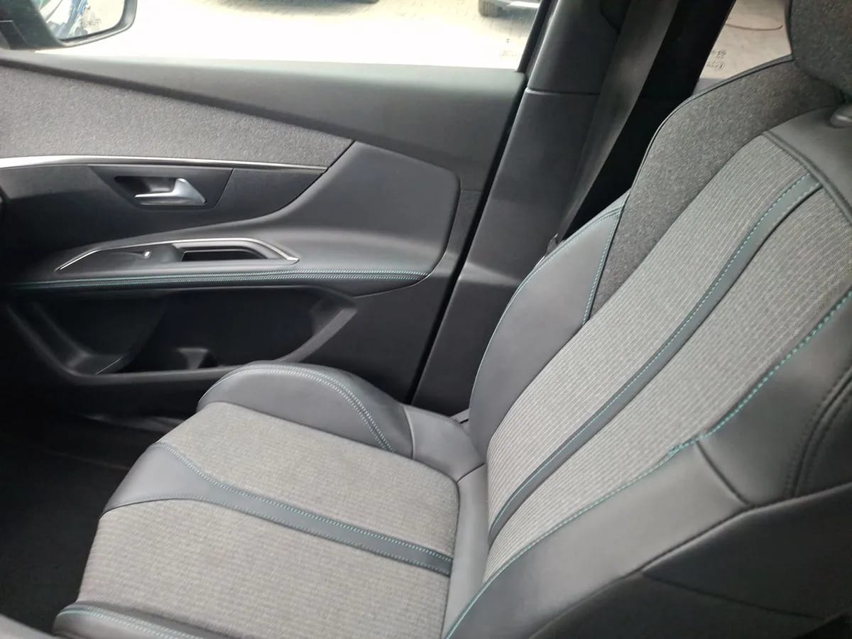 Peugeot 5008 1.5 Allure Pack Bluehdi 130 4x2 Eat8 5p año 2024