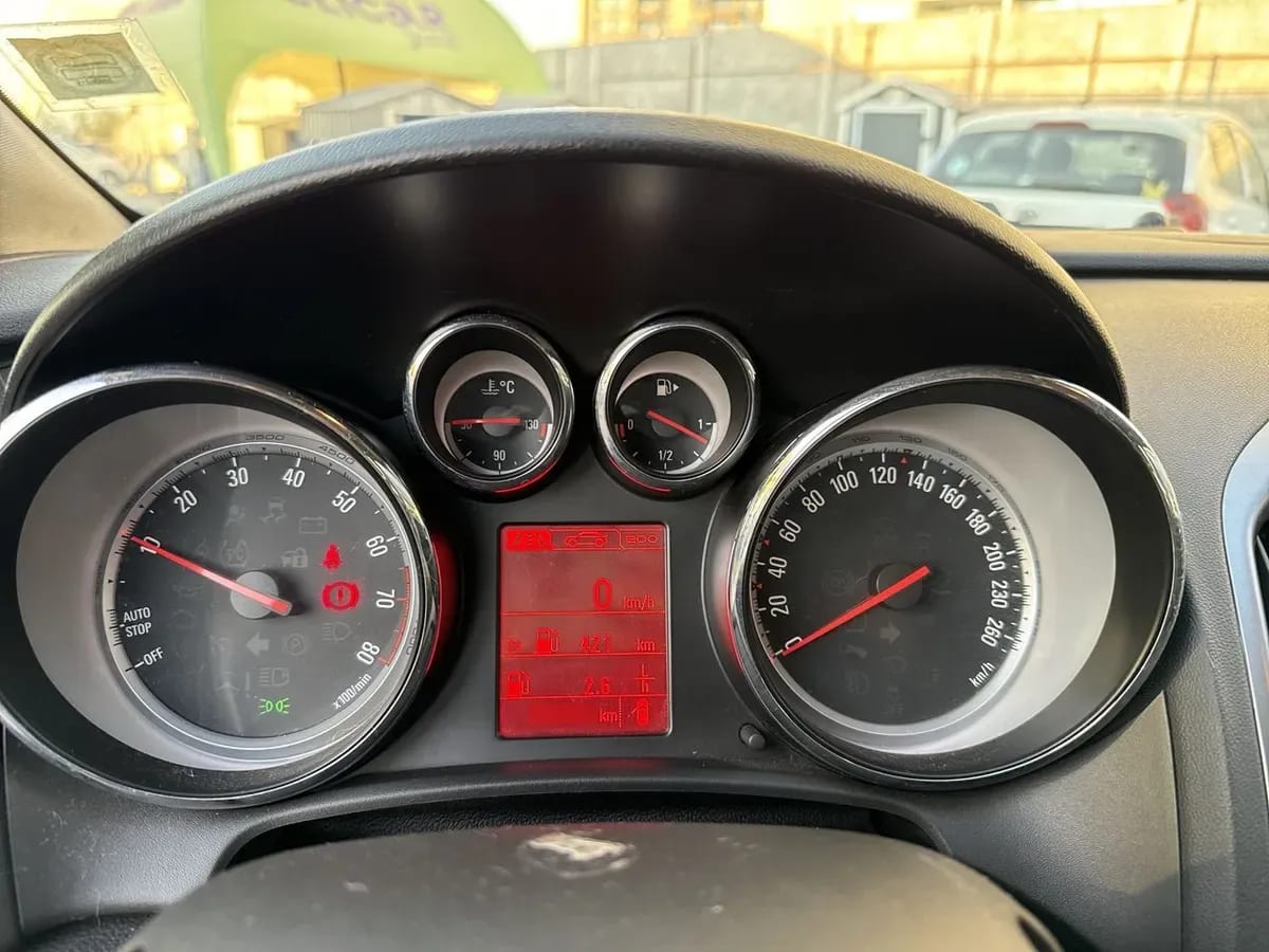 Opel Astra 1.4t Enjoy 4x2 Mt 5p año 2016