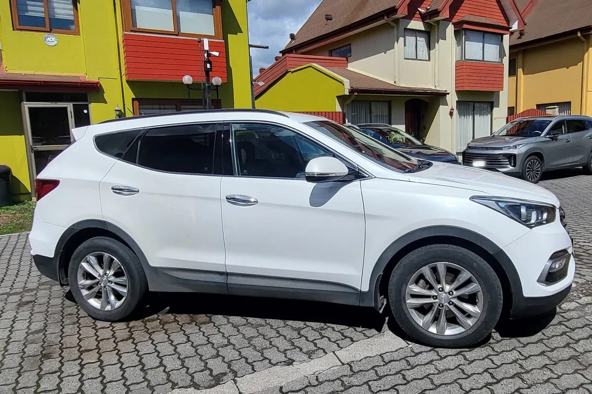 Hyundai SANTA FE 2.2 Dm Wgn Crdi Gls At 4x4 Diesel año 2017