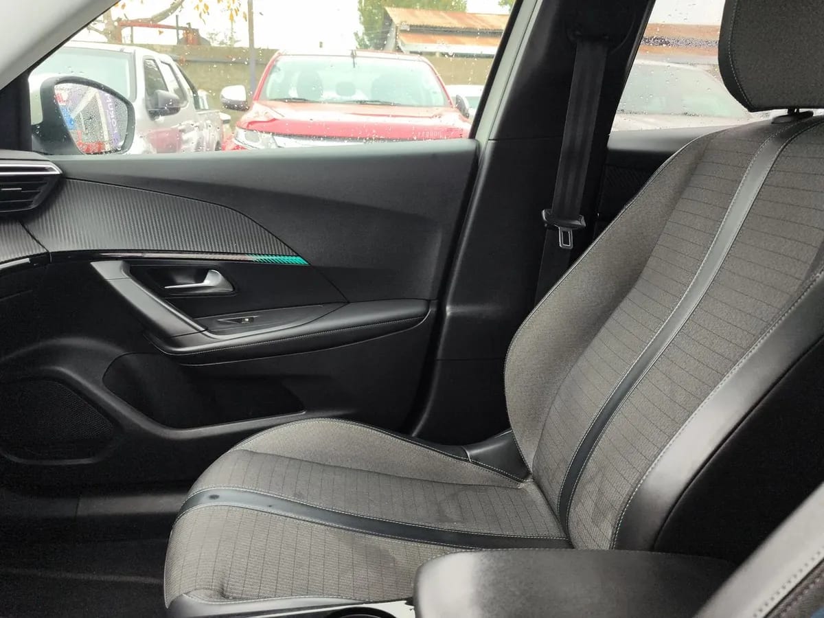 Peugeot 2008 1.2 Active Puretech 4x2 130 Eat8 5p año 2021