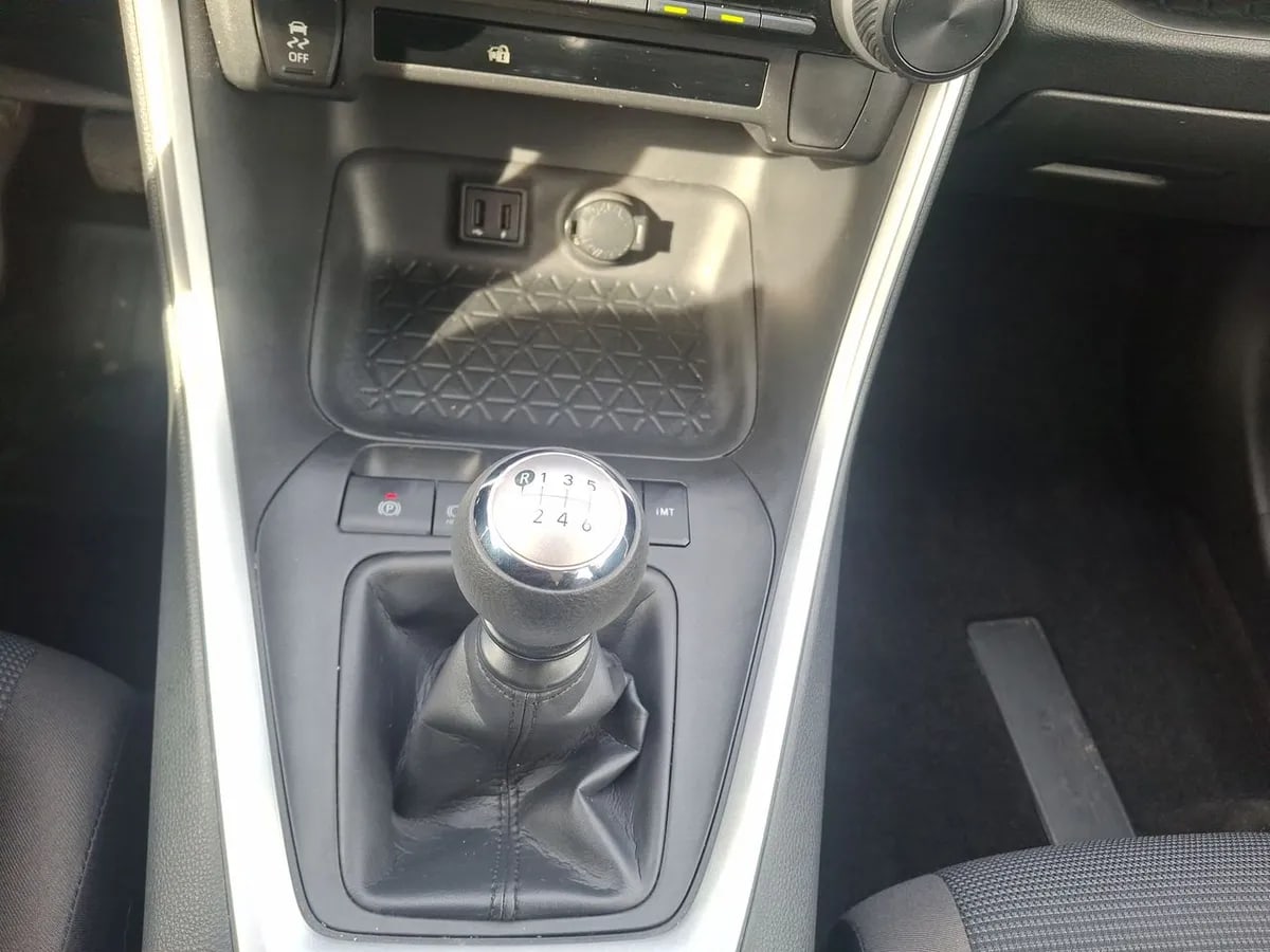 Toyota Rav 4 2.0 Le 4x2 Mt 5p año 2025