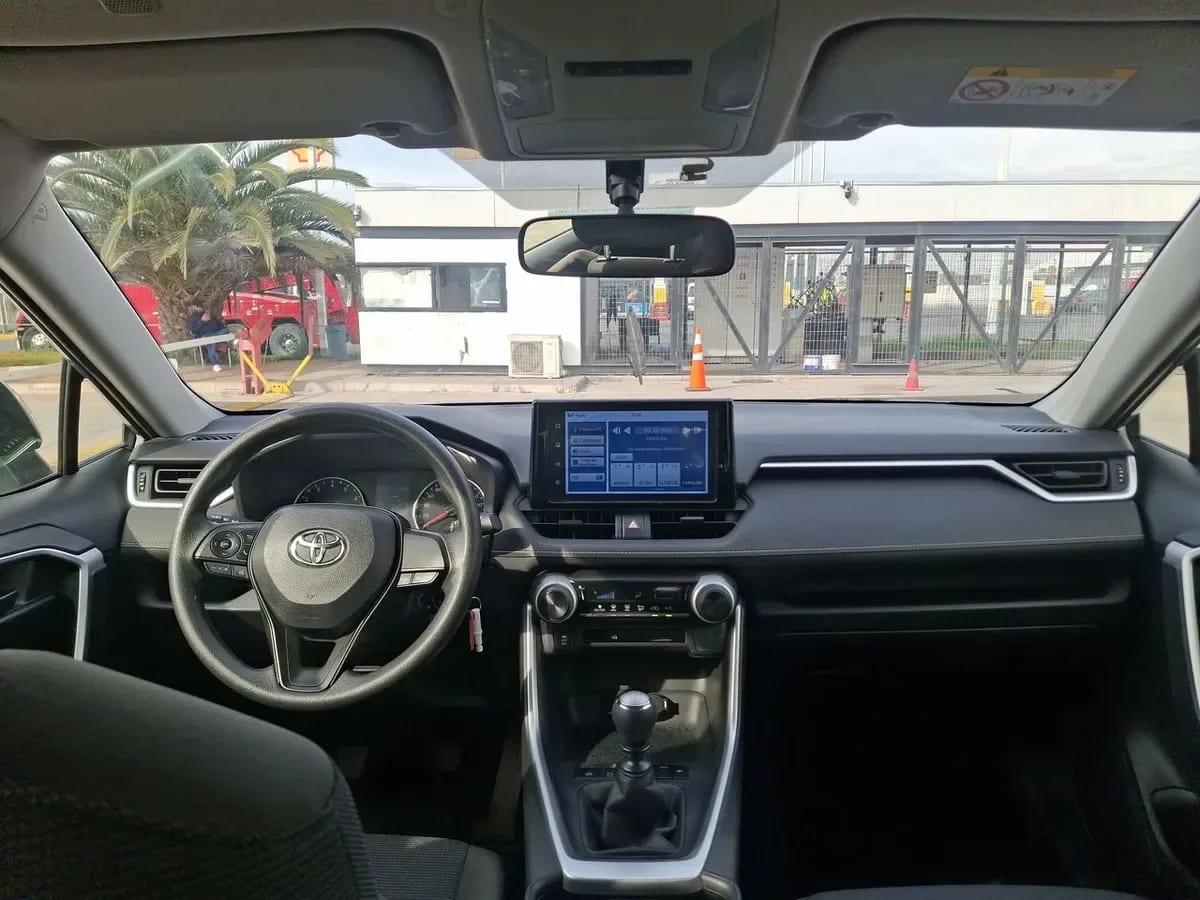 Toyota Rav 4 2.0 Le 4x2 Mt 5p año 2025