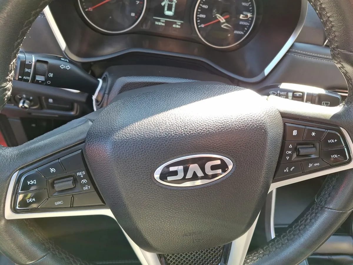JAC Js8 1.5 Luxury Se 4x2 6mt 5p año 2023