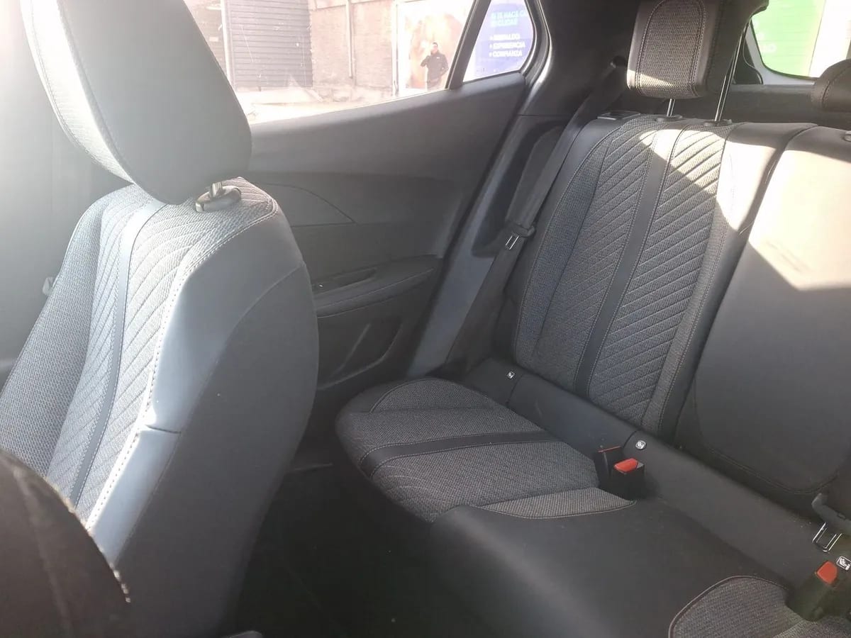 Peugeot 2008 1.2 Allure Pack Puretech 130hp 4x2 Mt 5p año 2024