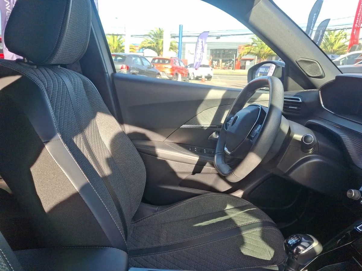 Peugeot 2008 1.2 Allure Pack Puretech 130hp 4x2 Mt 5p año 2024