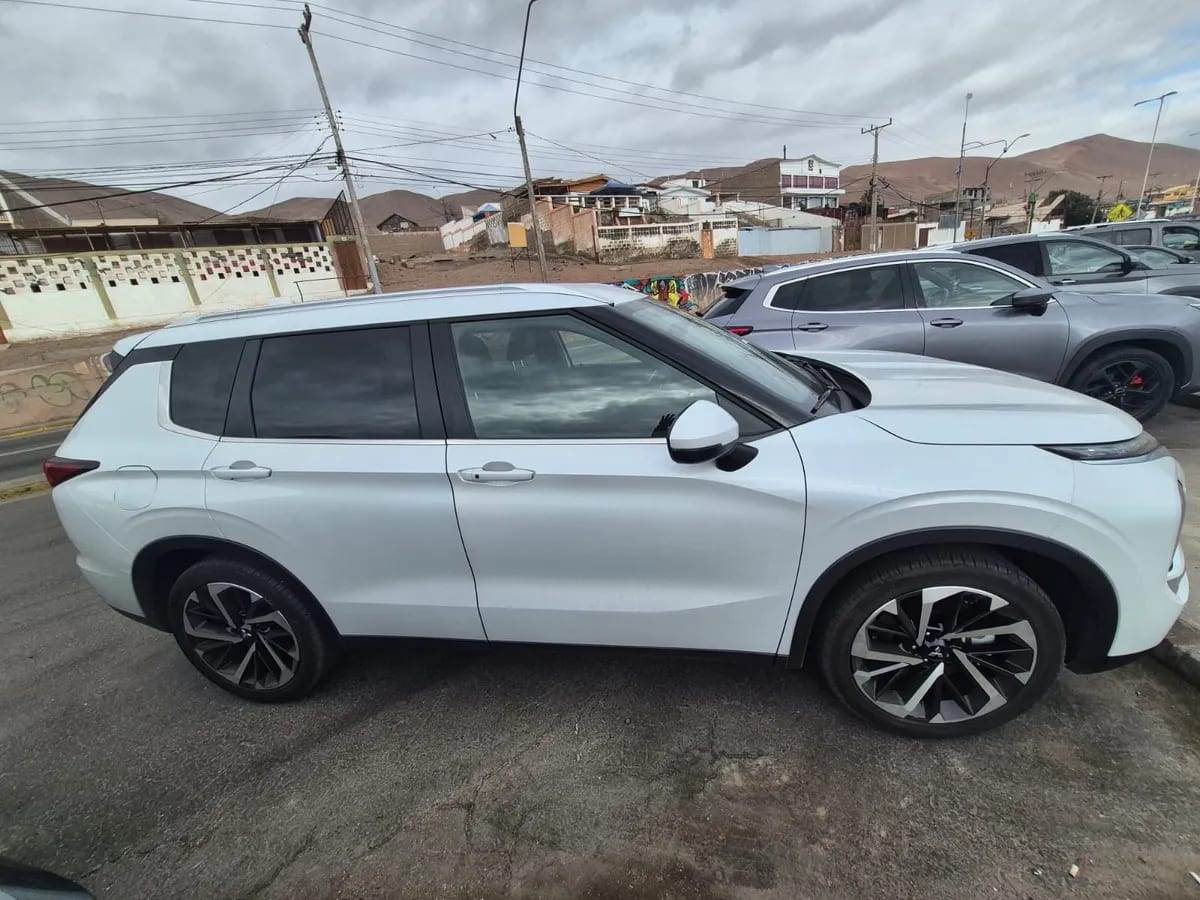 MITSUBISHI OUTLANDER Otra año 2025