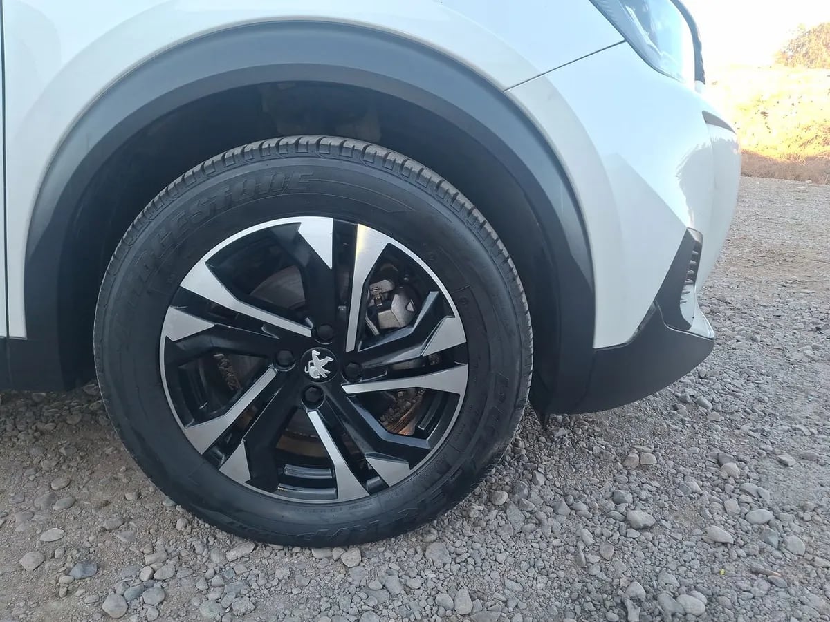 Peugeot 2008 1.5 Allure Bluehdi 130 4x2 At 5p año 2023