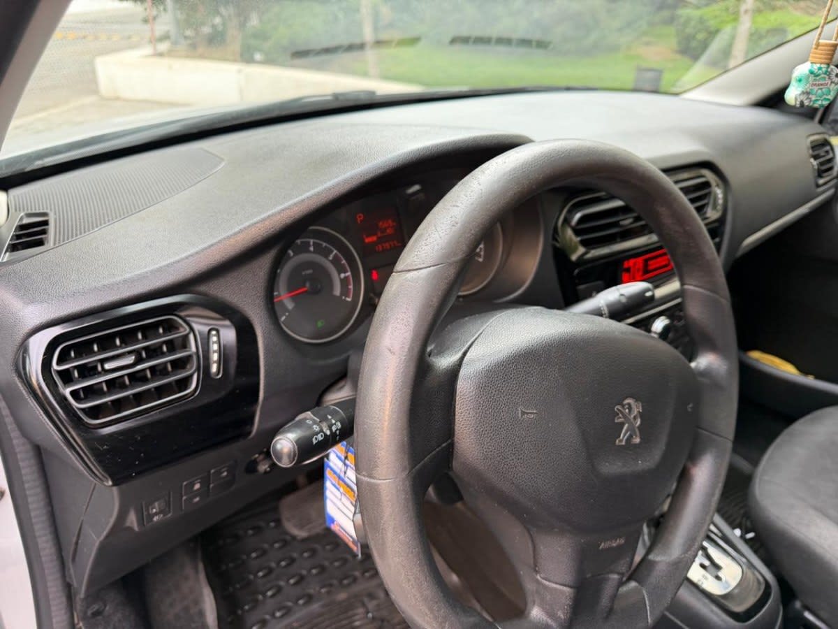 Peugeot 301 Active 1.6 año 2017