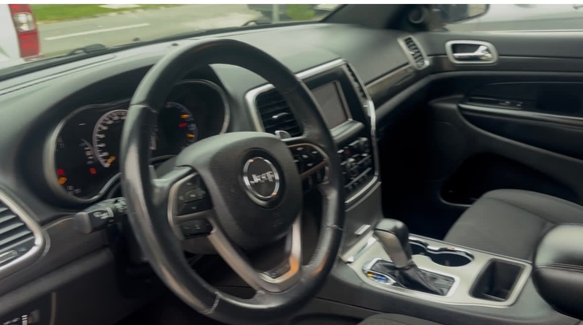 JEEP GRAND CHEROKEE 3.6 Laredo At 4x2 año 2019