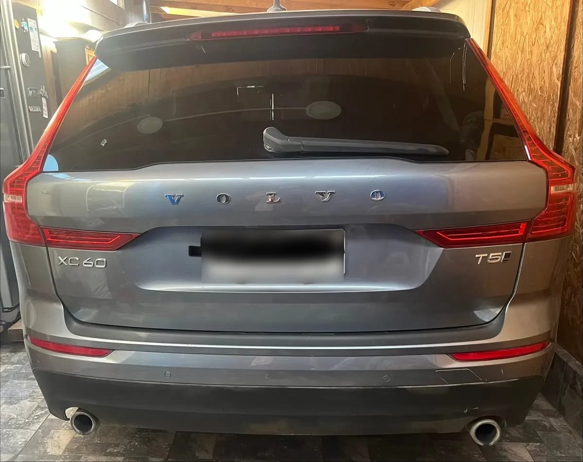 VOLVO XC60 2.4 T5 Momentum At 4x4 año 2021