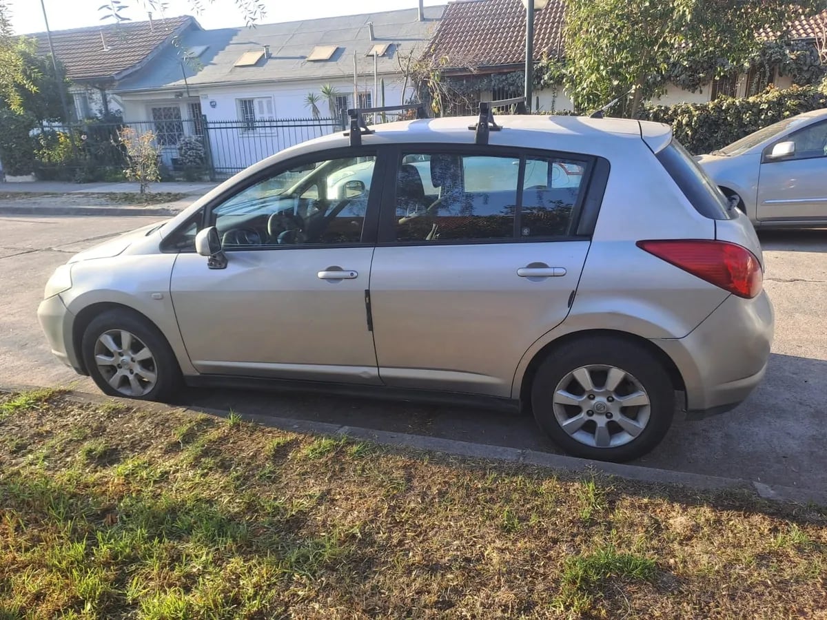 NISSAN TIIDA 1.6 Hatchback Le Ac Mt 4x2 año 2007