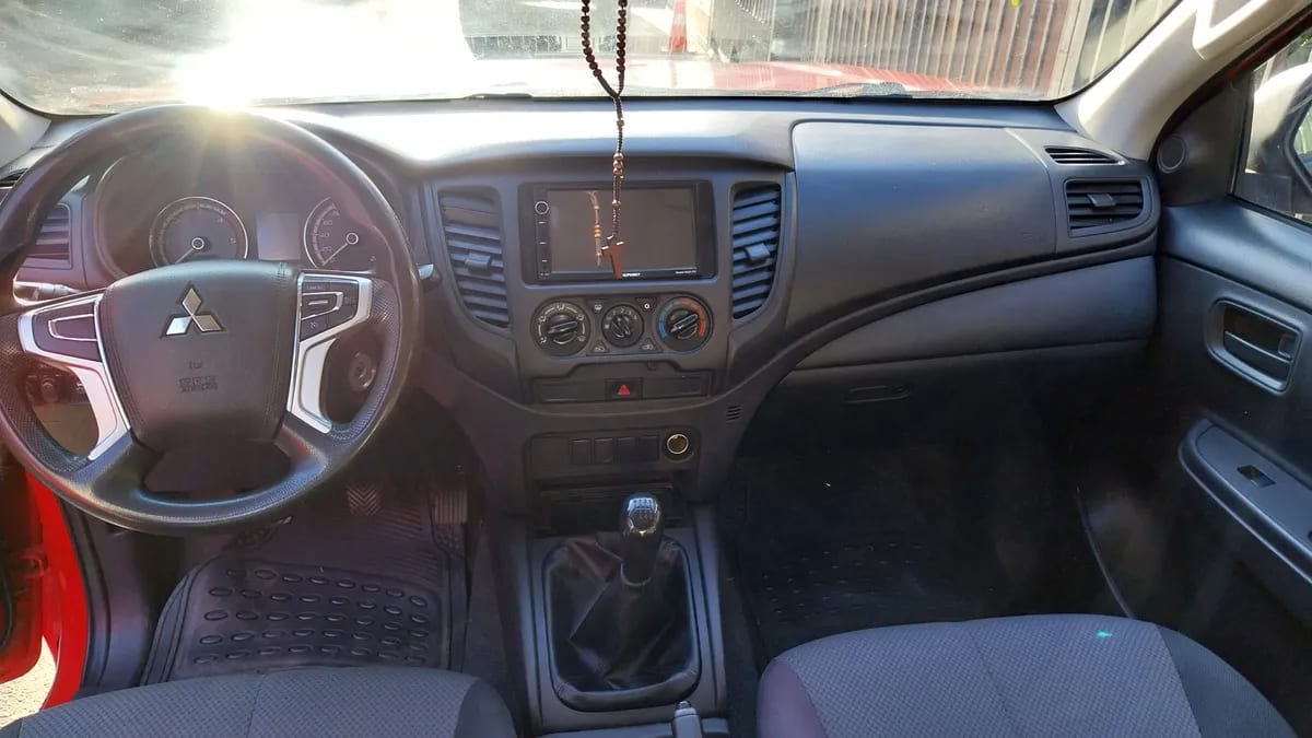 MITSUBISHI L200 2.4 Td Katana Cr Mt 4x2 Diesel año 2022