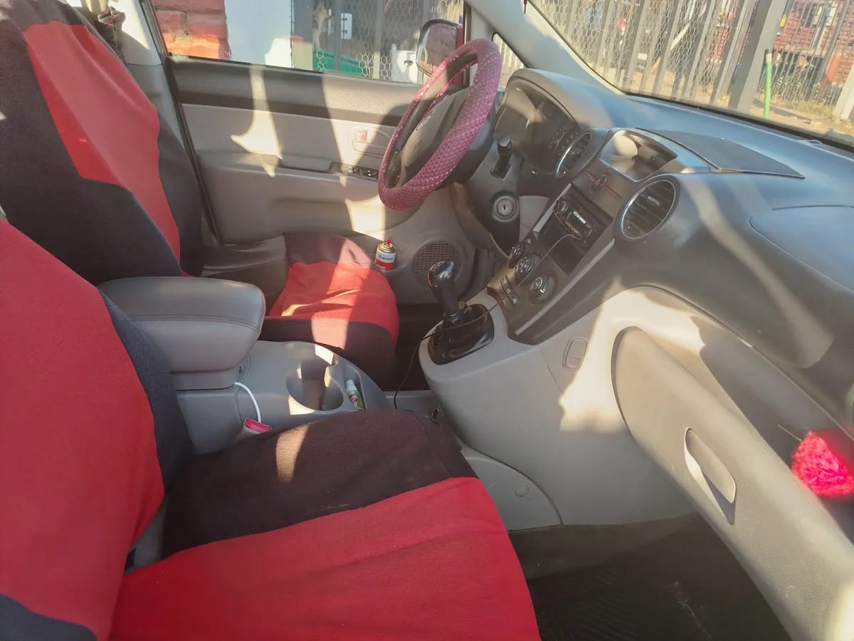 KIA MOTORS CARENS 2.0 Gsl Lx Ac Dab Mt año 2013