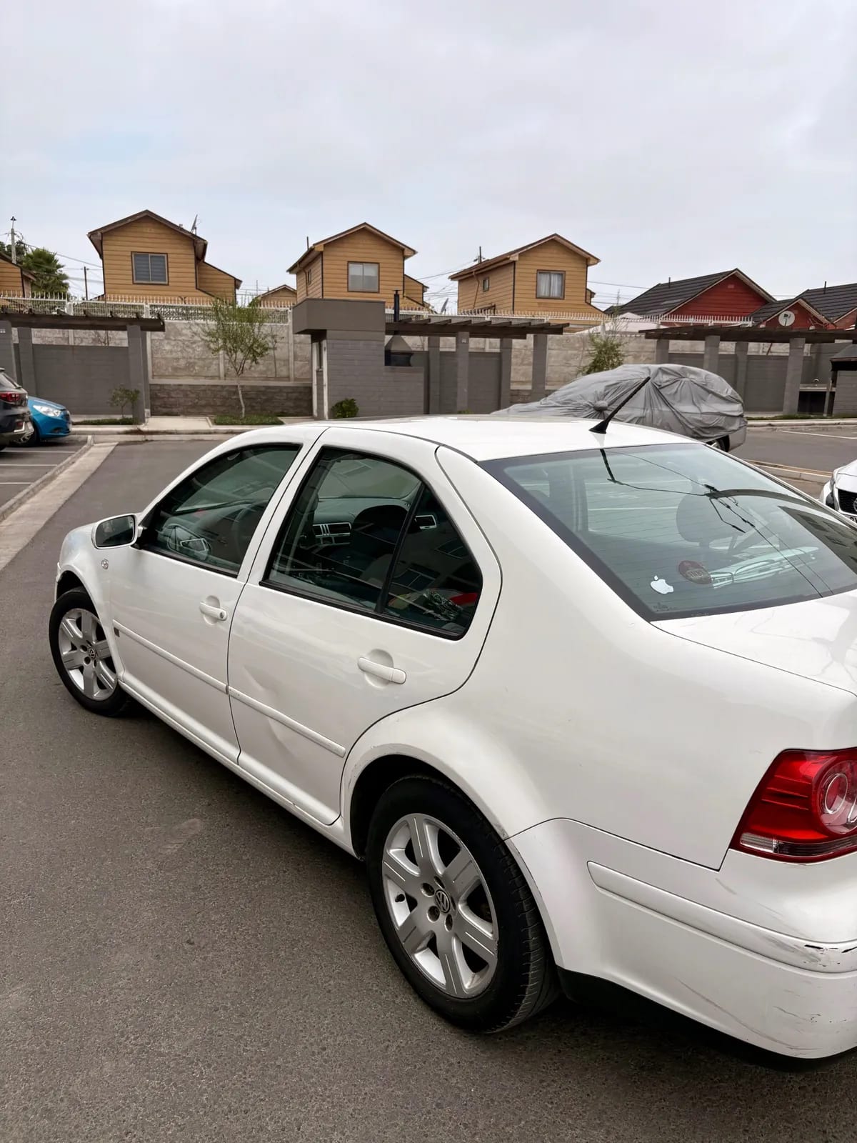 VOLKSWAGEN BORA 2.0 Trendline Mt año 2011